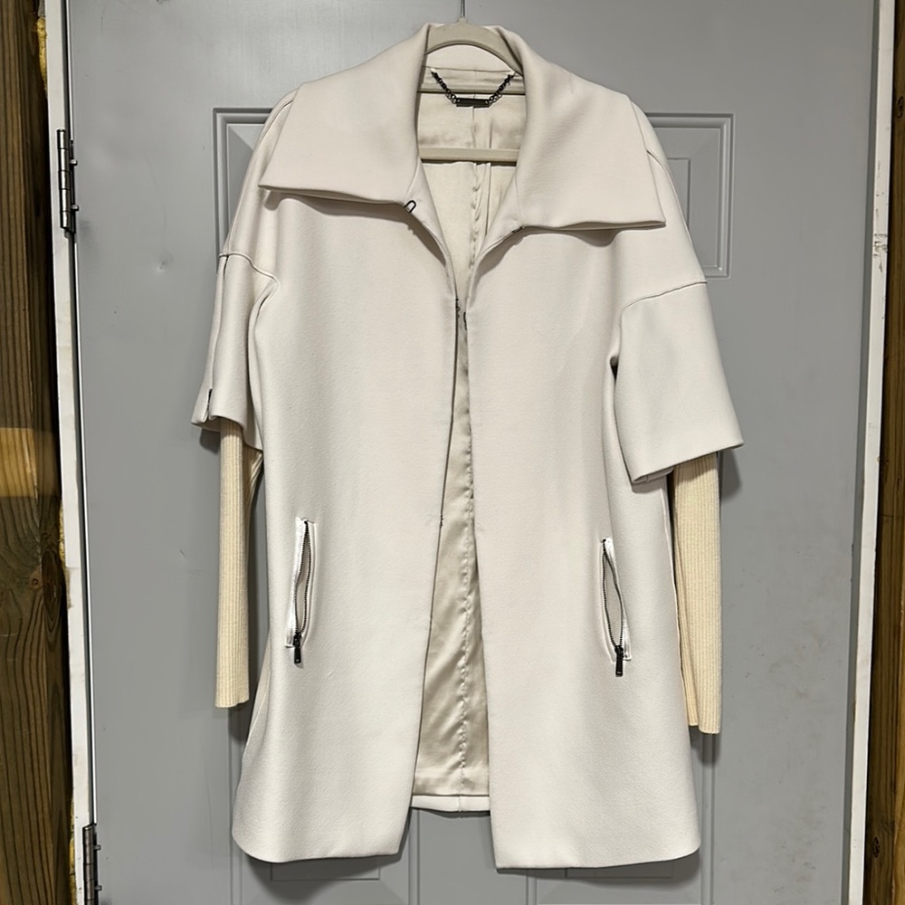 Elie Tahari Cream Cape with Textured Fabric and Wide Collar - Picture 2 of 16